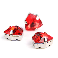 ТЦ004НН12 Хрустальные стразы в цапах треугольные (серебро) красный 12мм, 3шт/упак Astra&Craft