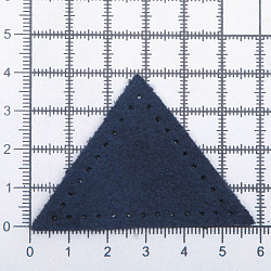 59901 Заплатки пришивные из замши, треугольник равнобедр., стор.5см, с перфорацией, 2шт/уп, 100%кожа